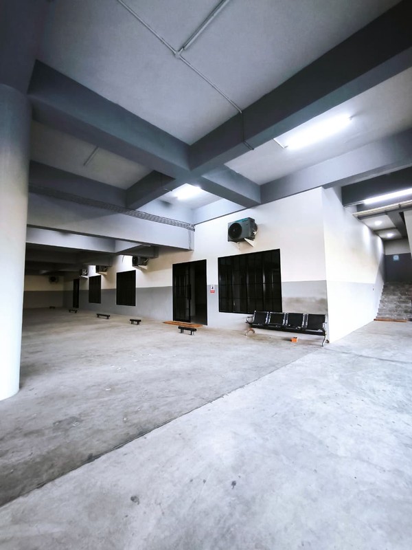 DISEWAKAN BANGUNAN BARU GRESS RUANGAN SERBAGUNA/HALL JALAN RAYA JELIDRO KOMERSIAL AREA SURABAYA BARAT