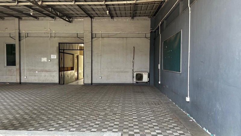 Dijual Gedung Bekas Sekolah dengan halaman luas lokasi di Pamulang