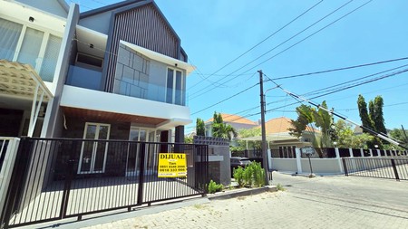 Rumah Baru Gress !!! di Manyar Tirtoyoso Utara Surabaya Timur, Minimalis, 2 Lantai, Lokasi Hook/Pojokan... SUDAH READY BURUANN !!!