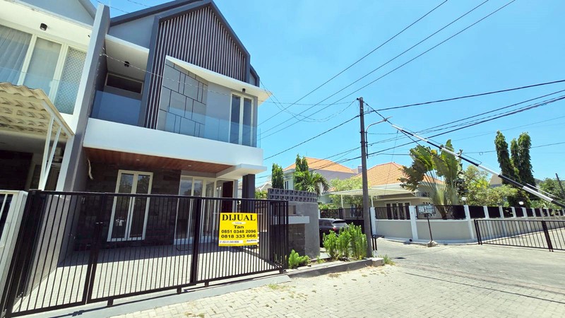 Rumah Baru Gress !!! di Manyar Tirtoyoso Utara Surabaya Timur, Minimalis, 2 Lantai, Lokasi Hook/Pojokan... SUDAH READY BURUANN !!!