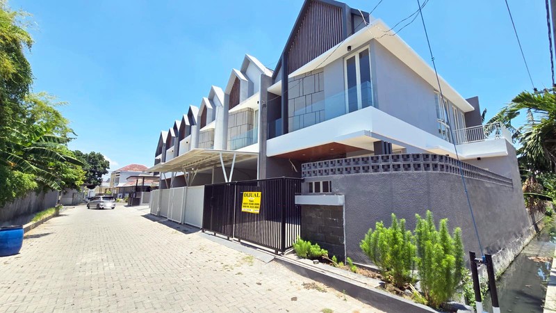Rumah Baru Gress !!! di Manyar Tirtoyoso Utara Surabaya Timur, Minimalis, 2 Lantai, Lokasi Hook/Pojokan... SUDAH READY BURUANN !!!