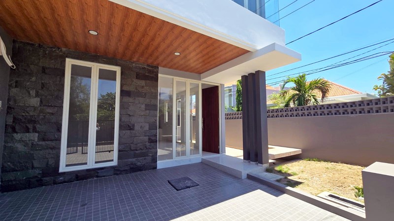 Rumah Baru Gress !!! di Manyar Tirtoyoso Utara Surabaya Timur, Minimalis, 2 Lantai, Lokasi Hook/Pojokan... SUDAH READY BURUANN !!!