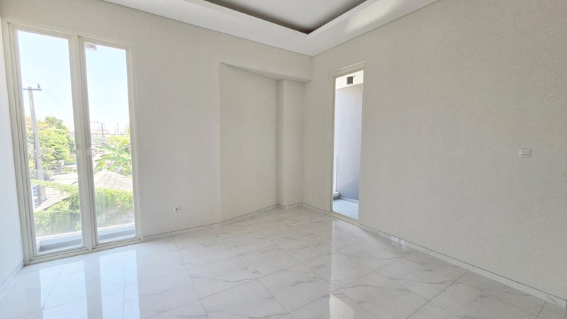 Rumah Baru Gress !!! di Manyar Tirtoyoso Utara Surabaya Timur, Minimalis, 2 Lantai, Lokasi Hook/Pojokan... SUDAH READY BURUANN !!!