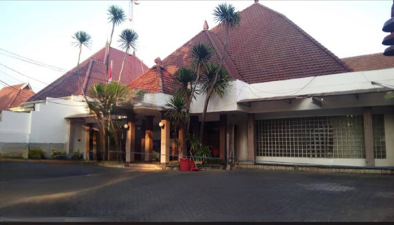 Dijual Rumah 863 m2 Rumah Raya Darmo - Tegalsari - Surabaya Pusat - Nol Jalan Raya - Parkiran Mobil Luas - Surat SHM - Cocok Buat Segala Usaha , Kantor, Bank, Resto, Cafe