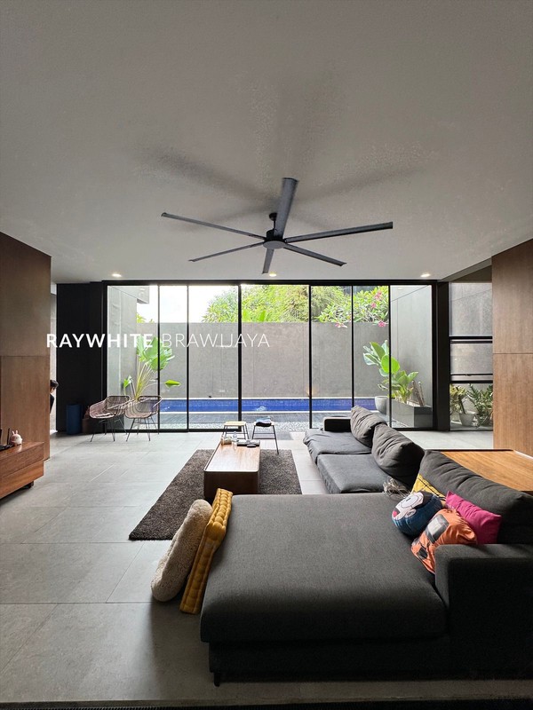 Rumah Modern Lokasi Strategis Area Bangka Kemang
