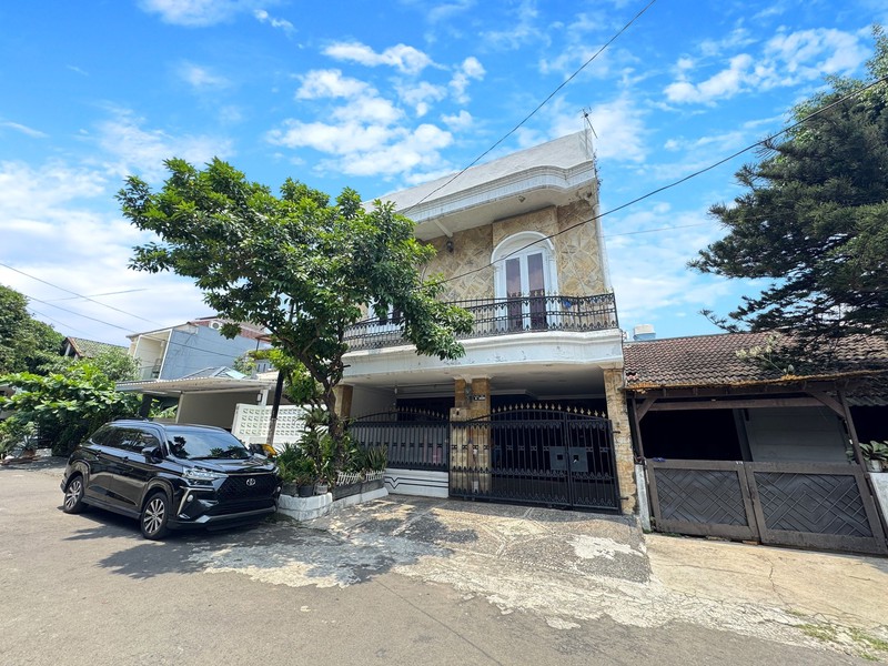 Rumah 3 Lantai Dengan 6 Kamar Tidur di Cinere Dalam Komplek Dekat Mall