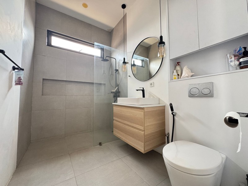 Rumah 3 Lantai Dengan 6 Kamar Tidur di Cinere Dalam Komplek Dekat Mall