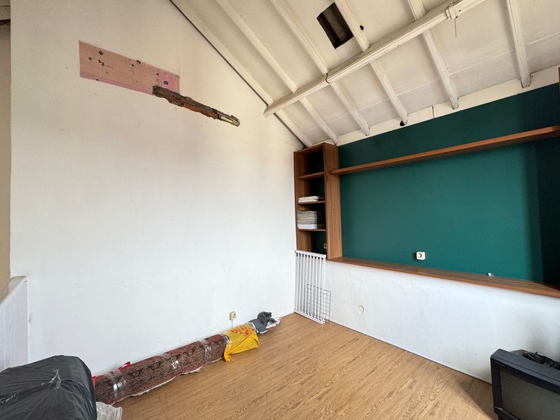 Rumah 3 Lantai Dengan 6 Kamar Tidur di Cinere Dalam Komplek Dekat Mall