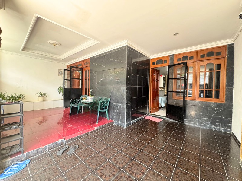 Rumah 3 Lantai Dengan 6 Kamar Tidur di Cinere Dalam Komplek Dekat Mall