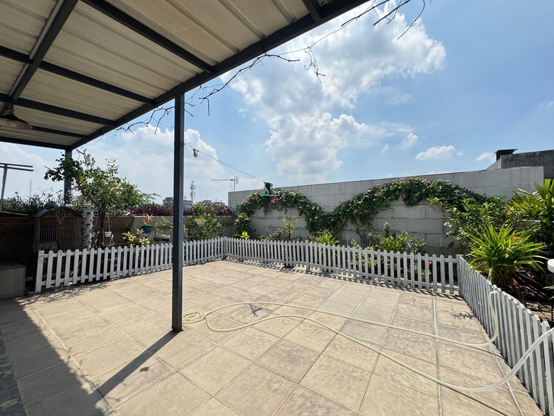 Rumah 3 Lantai Dengan 6 Kamar Tidur di Cinere Dalam Komplek Dekat Mall