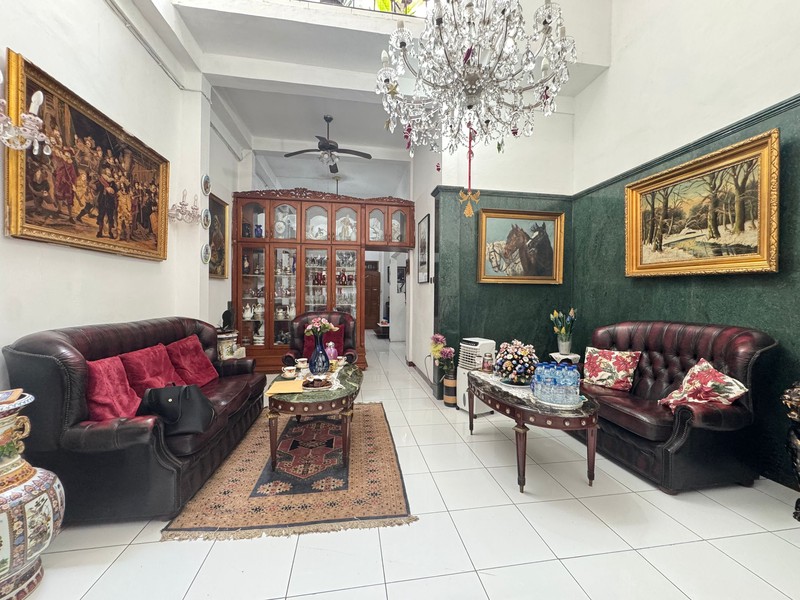 Rumah 3 Lantai Dengan 6 Kamar Tidur di Cinere Dalam Komplek Dekat Mall