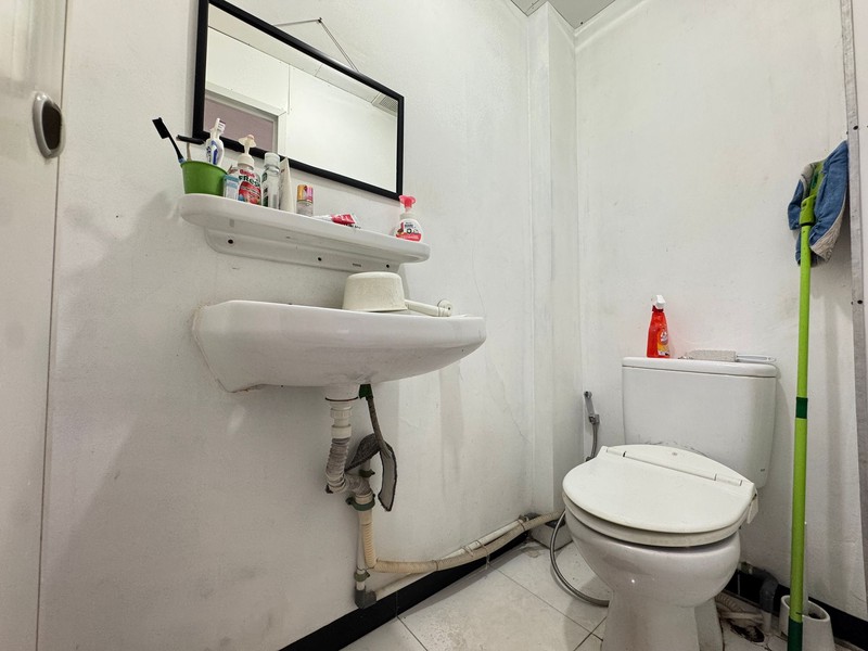 Rumah 3 Lantai Dengan 6 Kamar Tidur di Cinere Dalam Komplek Dekat Mall