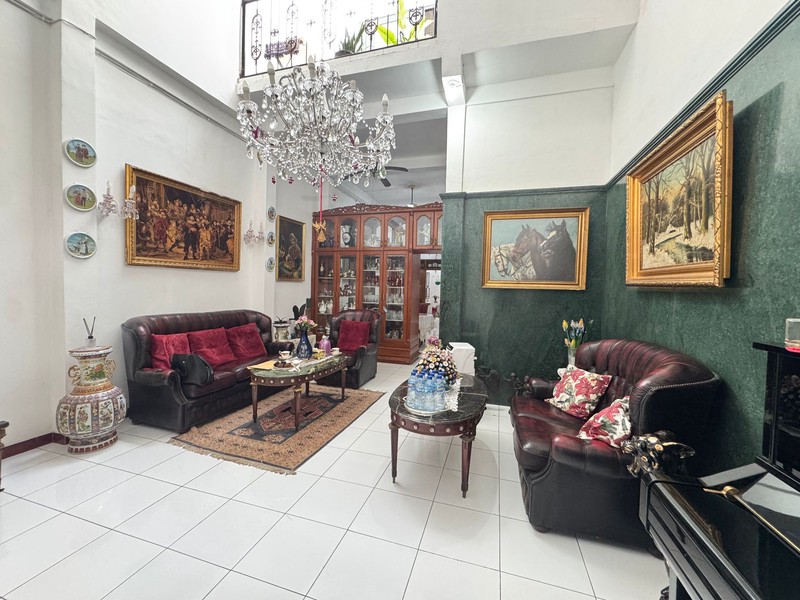 Rumah 3 Lantai Dengan 6 Kamar Tidur di Cinere Dalam Komplek Dekat Mall