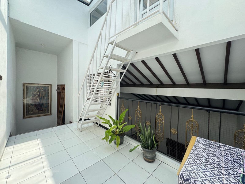 Rumah 3 Lantai Dengan 6 Kamar Tidur di Cinere Dalam Komplek Dekat Mall