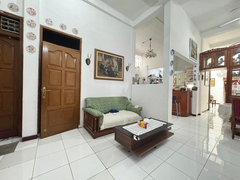 Rumah 3 Lantai Dengan 6 Kamar Tidur di Cinere Dalam Komplek Dekat Mall