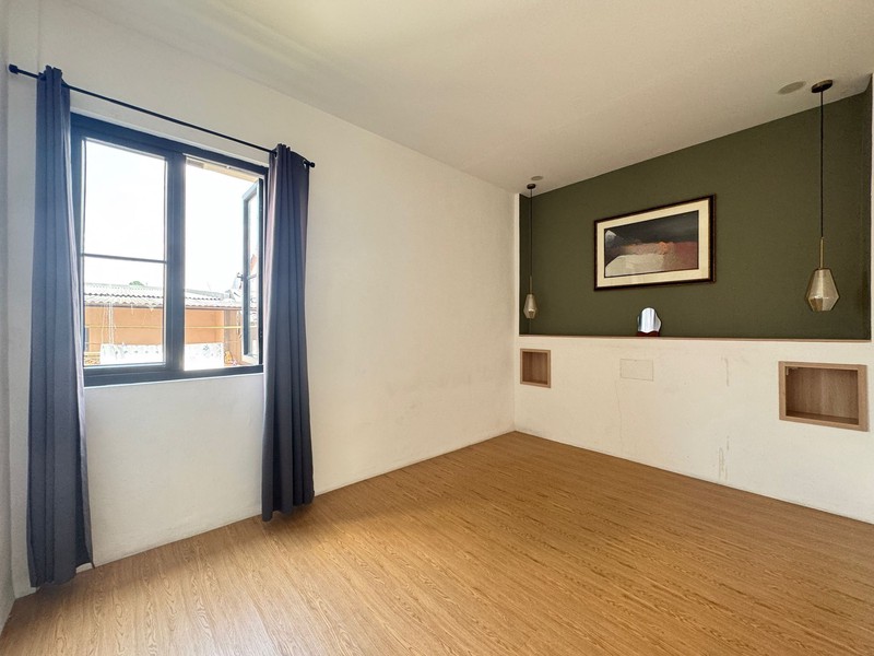 Rumah 3 Lantai Dengan 6 Kamar Tidur di Cinere Dalam Komplek Dekat Mall