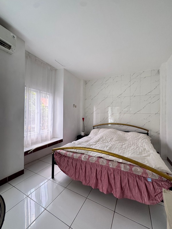 Rumah 3 Lantai Dengan 6 Kamar Tidur di Cinere Dalam Komplek Dekat Mall