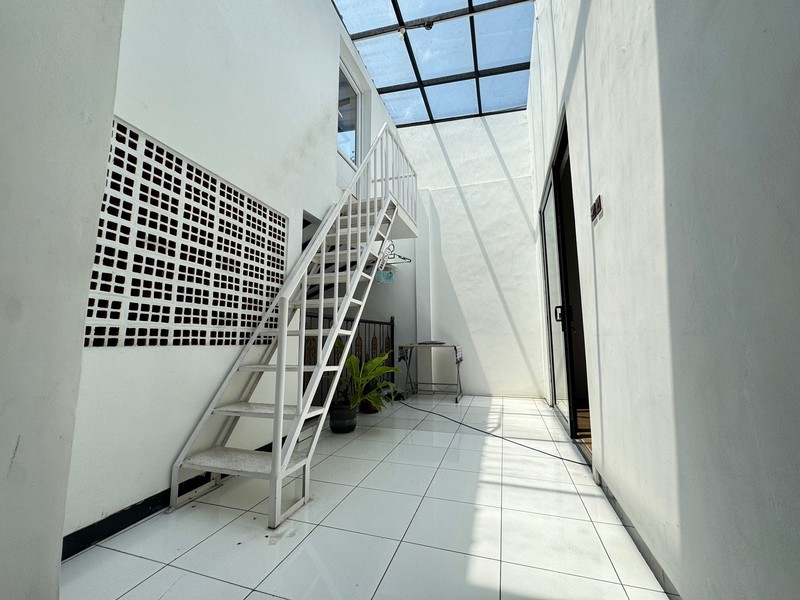 Rumah 3 Lantai Dengan 6 Kamar Tidur di Cinere Dalam Komplek Dekat Mall