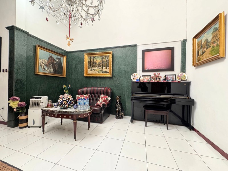 Rumah 3 Lantai Dengan 6 Kamar Tidur di Cinere Dalam Komplek Dekat Mall