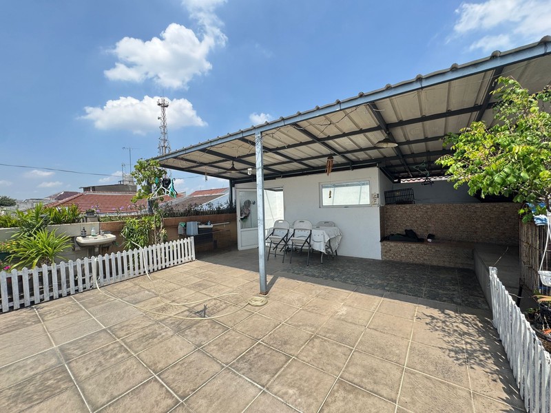 Rumah 3 Lantai Dengan 6 Kamar Tidur di Cinere Dalam Komplek Dekat Mall