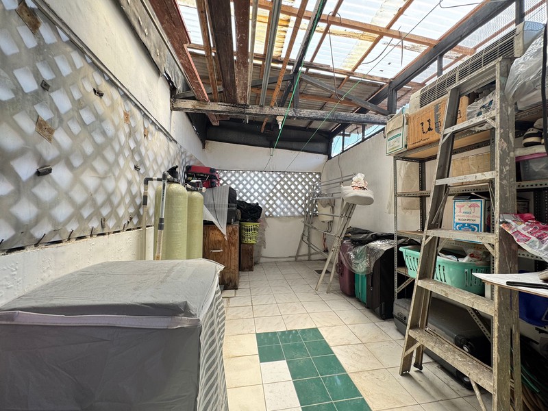 Rumah 3 Lantai Dengan 6 Kamar Tidur di Cinere Dalam Komplek Dekat Mall