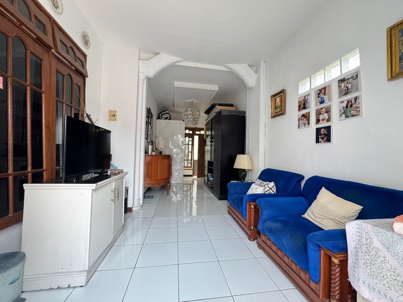 Rumah 3 Lantai Dengan 6 Kamar Tidur di Cinere Dalam Komplek Dekat Mall