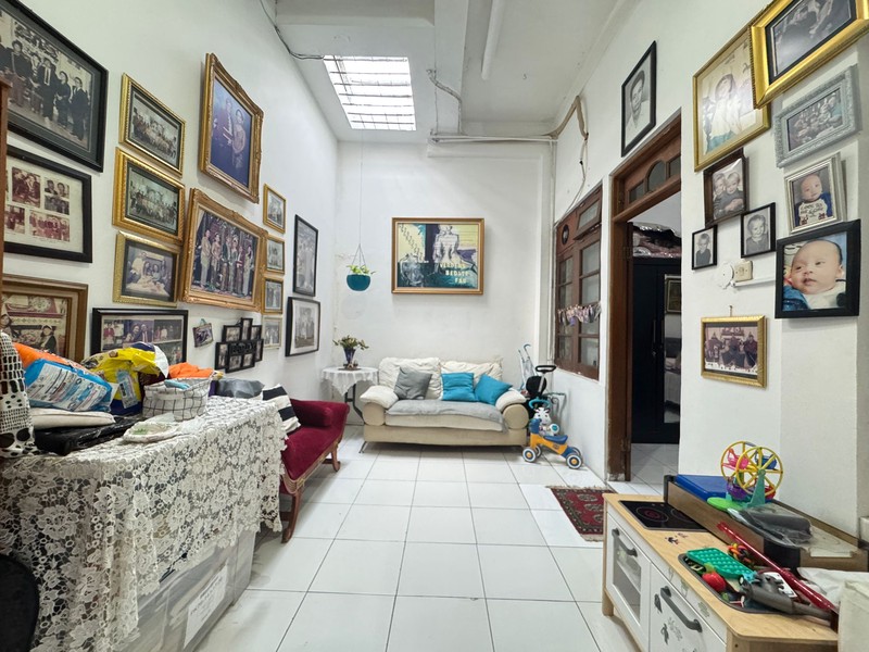 Rumah 3 Lantai Dengan 6 Kamar Tidur di Cinere Dalam Komplek Dekat Mall