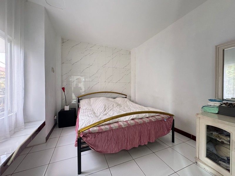 Rumah 3 Lantai Dengan 6 Kamar Tidur di Cinere Dalam Komplek Dekat Mall