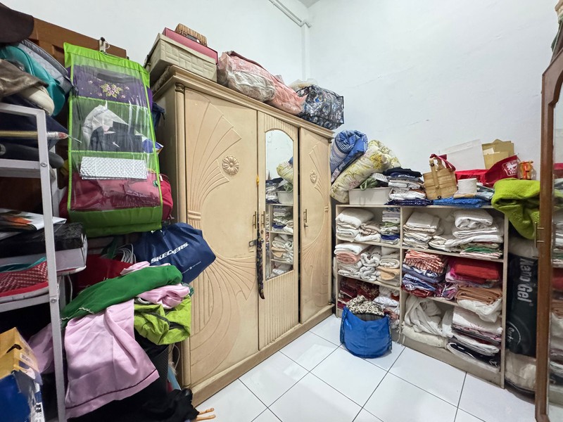 Rumah 3 Lantai Dengan 6 Kamar Tidur di Cinere Dalam Komplek Dekat Mall