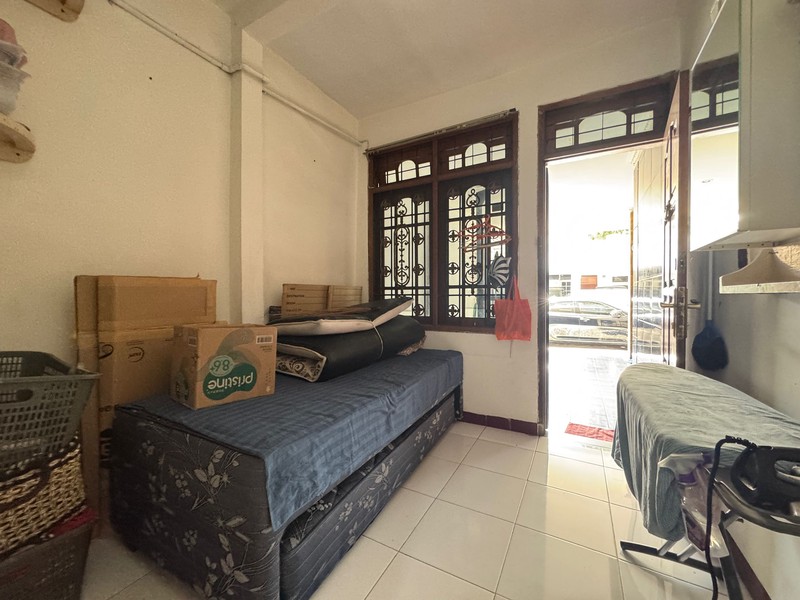 Rumah 3 Lantai Dengan 6 Kamar Tidur di Cinere Dalam Komplek Dekat Mall