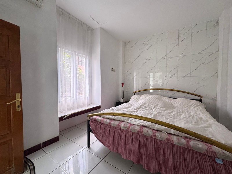 Rumah 3 Lantai Dengan 6 Kamar Tidur di Cinere Dalam Komplek Dekat Mall