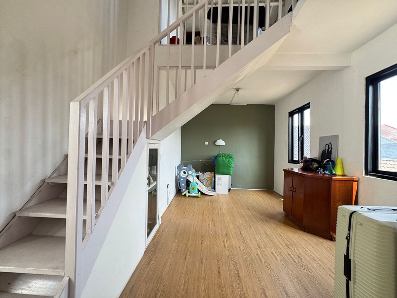 Rumah 3 Lantai Dengan 6 Kamar Tidur di Cinere Dalam Komplek Dekat Mall