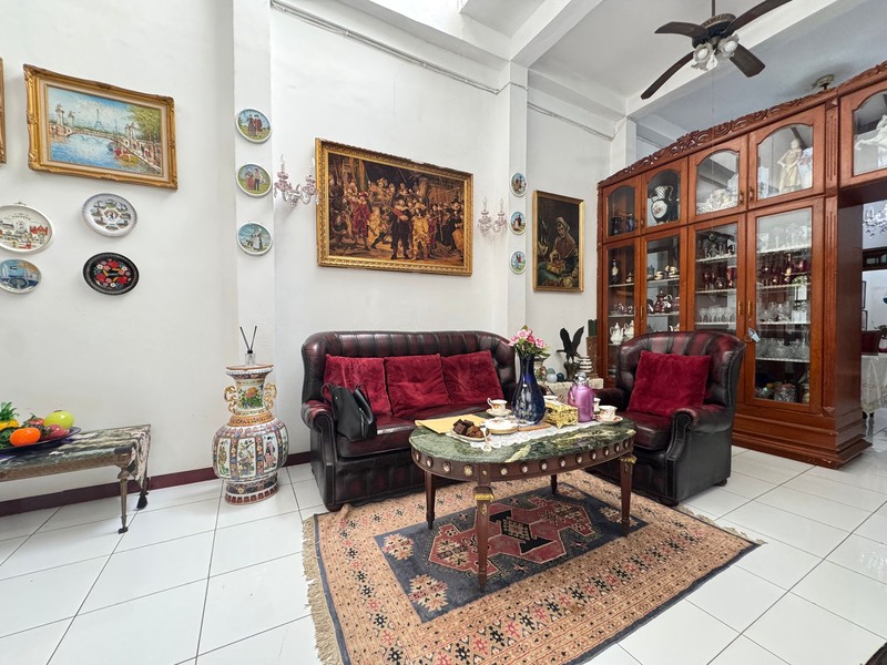 Rumah 3 Lantai Dengan 6 Kamar Tidur di Cinere Dalam Komplek Dekat Mall