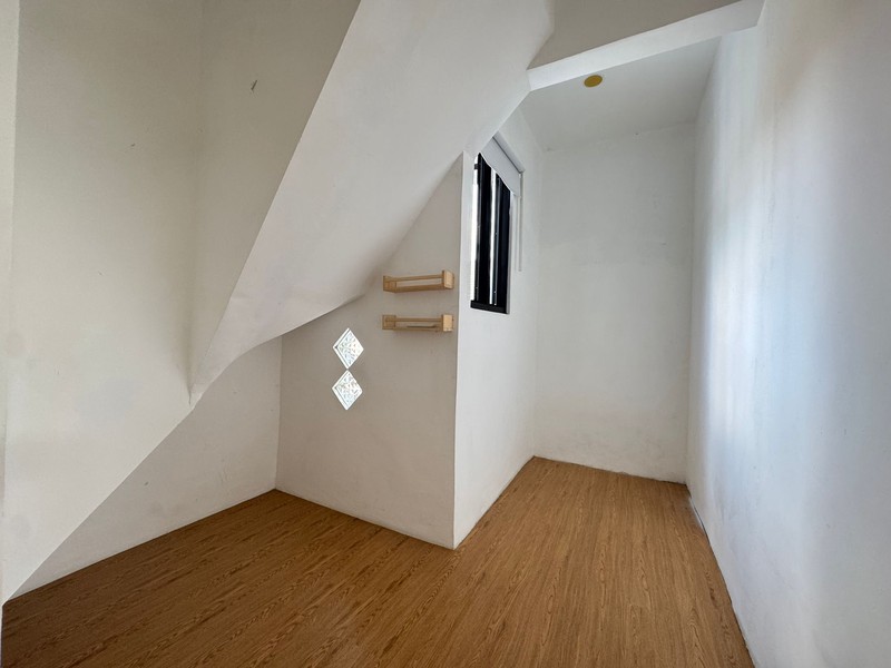 Rumah 3 Lantai Dengan 6 Kamar Tidur di Cinere Dalam Komplek Dekat Mall