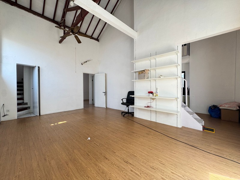 Rumah 3 Lantai Dengan 6 Kamar Tidur di Cinere Dalam Komplek Dekat Mall