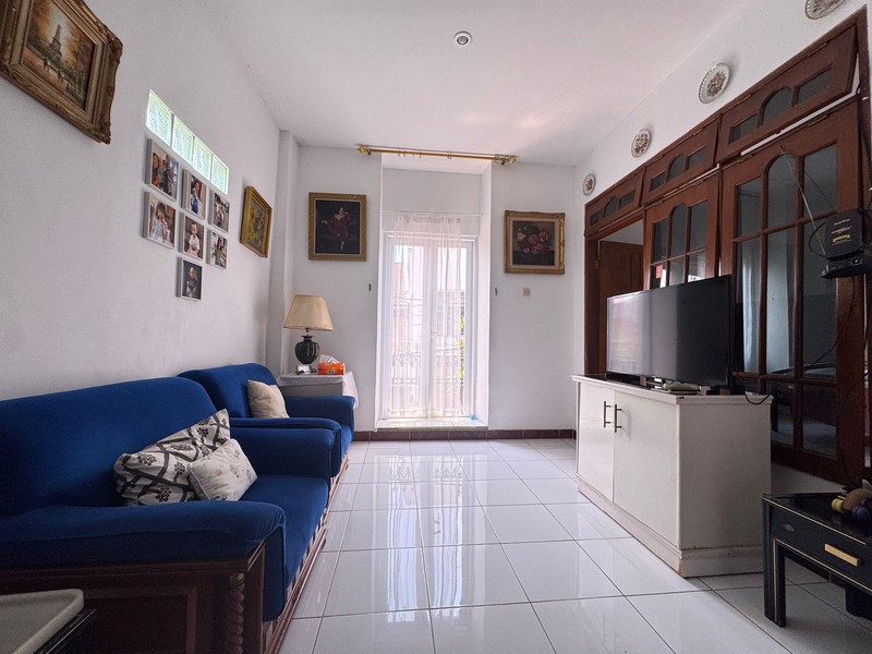 Rumah 3 Lantai Dengan 6 Kamar Tidur di Cinere Dalam Komplek Dekat Mall