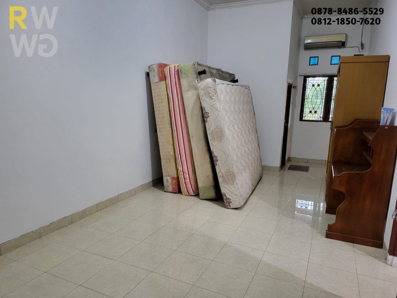 Rumah Dijual di Karawang Jaya - Hunian Strategis 3 Kamar, Garasi 2 Mobil, Siap Huni