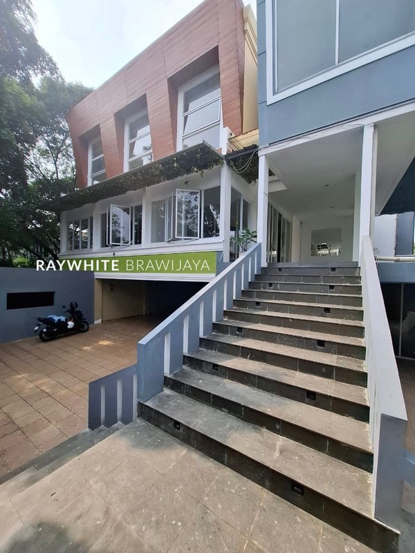 Pondok Indah Tropical Modern Home