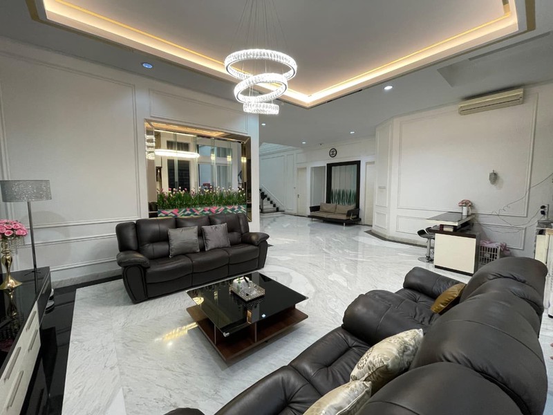 Di jual cepat rumah 4 lantai di Artha Gading Villa lokasi strategis,aman,tenang dan nyaman bebas banjir