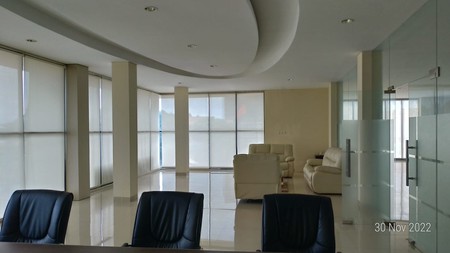 Gedung  Untuk Kantor/Showroom 3 Lantai Selangkah dari Bintaro dengan Parkir Luas