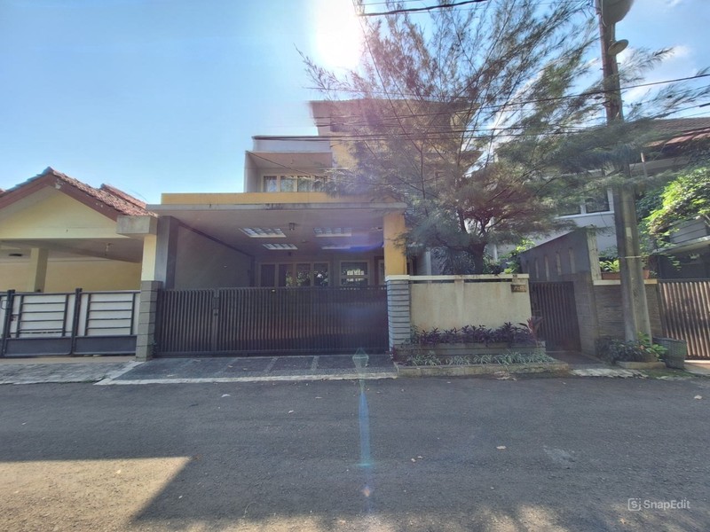 Rumah 3 Lantai dalam Komplek dekat Tol Brigif