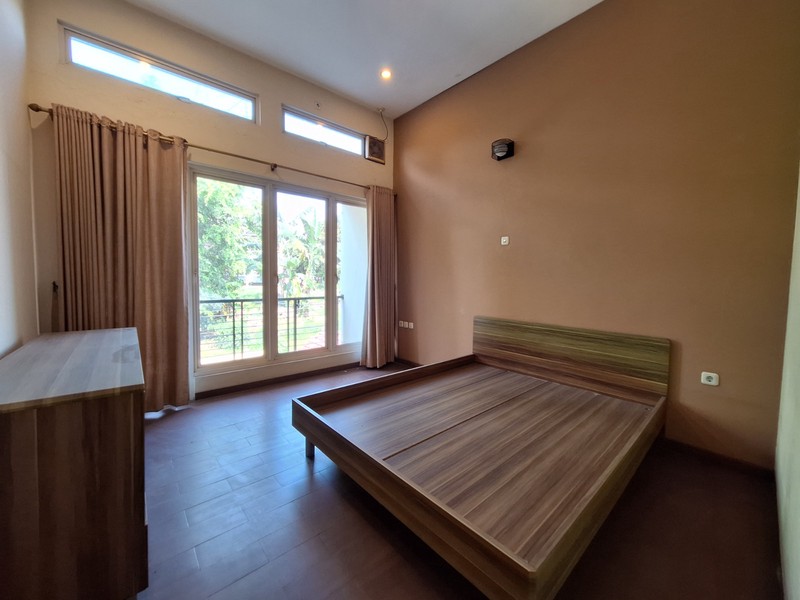 Rumah 3 Lantai dalam Komplek dekat Tol Brigif