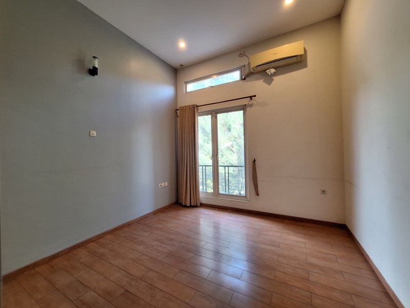 Rumah 3 Lantai dalam Komplek dekat Tol Brigif