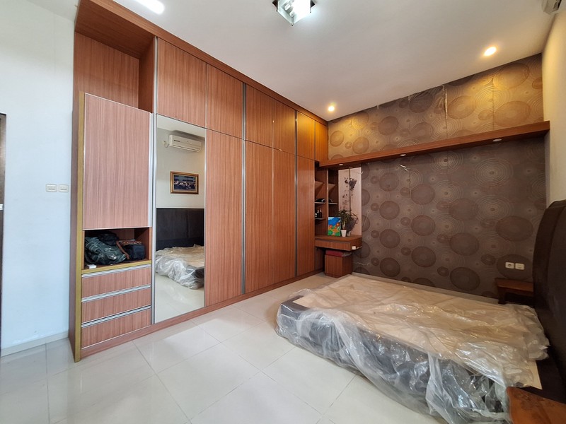 Rumah 3 Lantai dalam Komplek dekat Tol Brigif