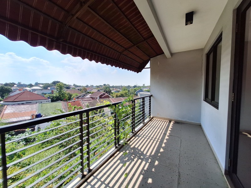 Rumah 3 Lantai dalam Komplek dekat Tol Brigif