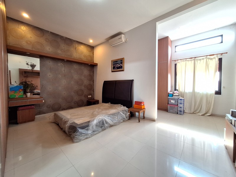 Rumah 3 Lantai dalam Komplek dekat Tol Brigif