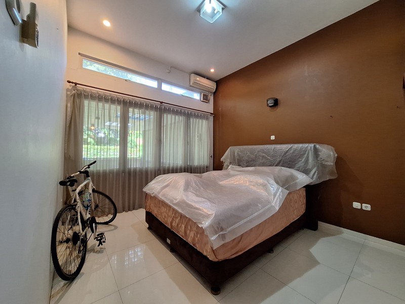 Rumah 3 Lantai dalam Komplek dekat Tol Brigif