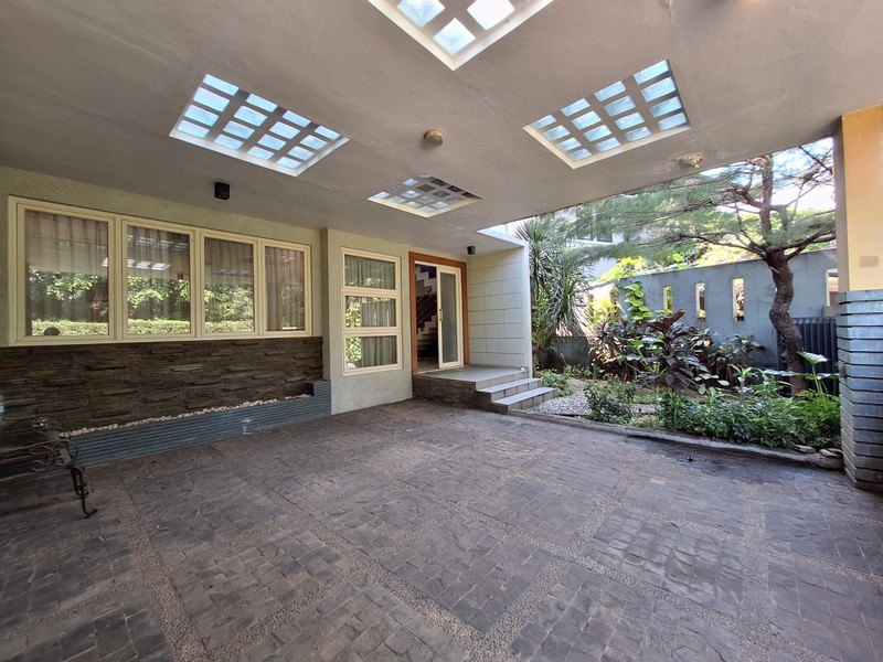 Rumah 3 Lantai dalam Komplek dekat Tol Brigif