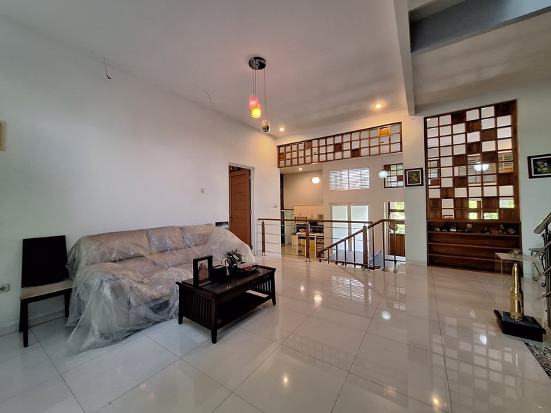 Rumah 3 Lantai dalam Komplek dekat Tol Brigif