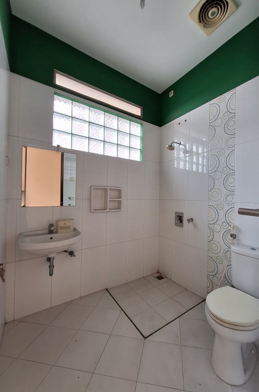 Rumah 3 Lantai dalam Komplek dekat Tol Brigif